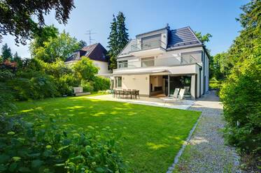 Villa di architetto moderno in un quartiere di lusso