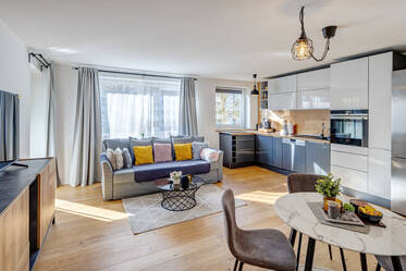 Appartamento luminoso, arredato in stile moderno con balcone