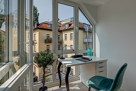 Referenzobjekt 11306 02 Helles Homeoffice mit Panoramafenstern und stilvollem Schreibtisch in Münchener Altbauwohnung – möbliertes Wohnen mit Arbeitskomfort bei Mr. Lodge.